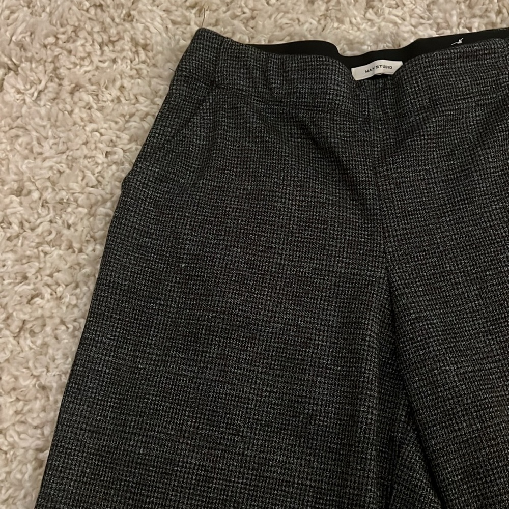 Wide leg work pants with elastic banded waist for comfort! Has pockets